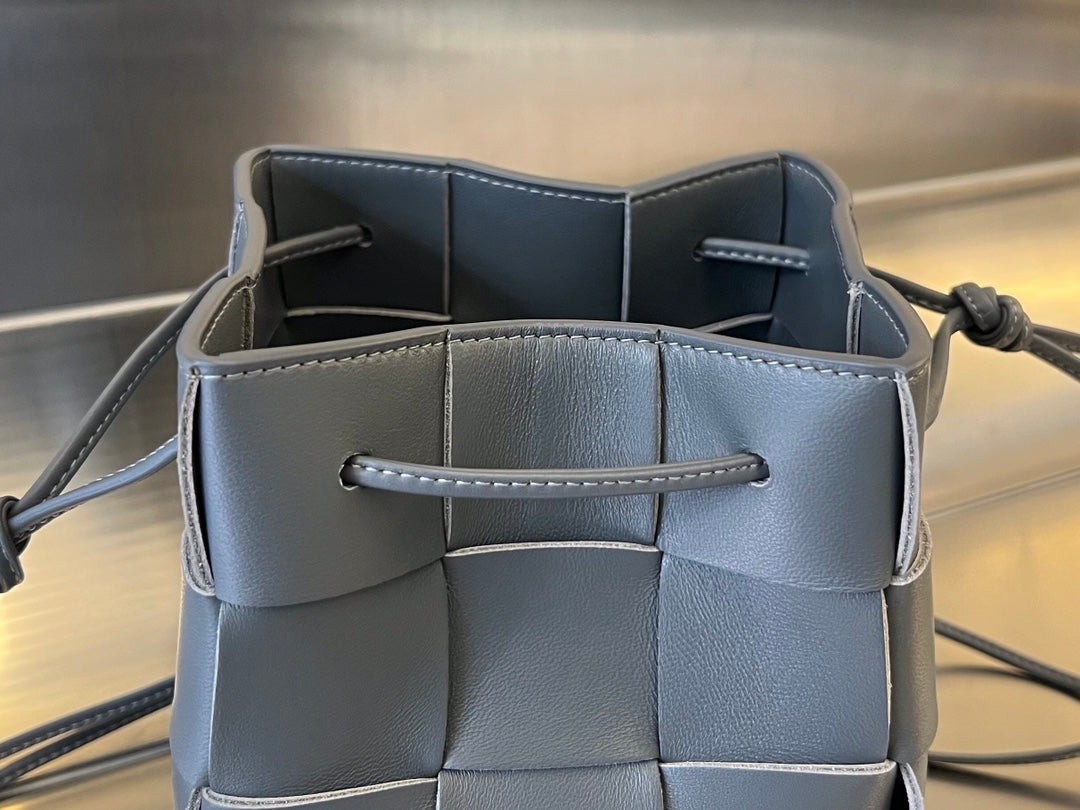 BOTTEGA VENETA SMALL CASSETTE BUCKET 18 IN DAVY'S GRAY CALFSKIN
