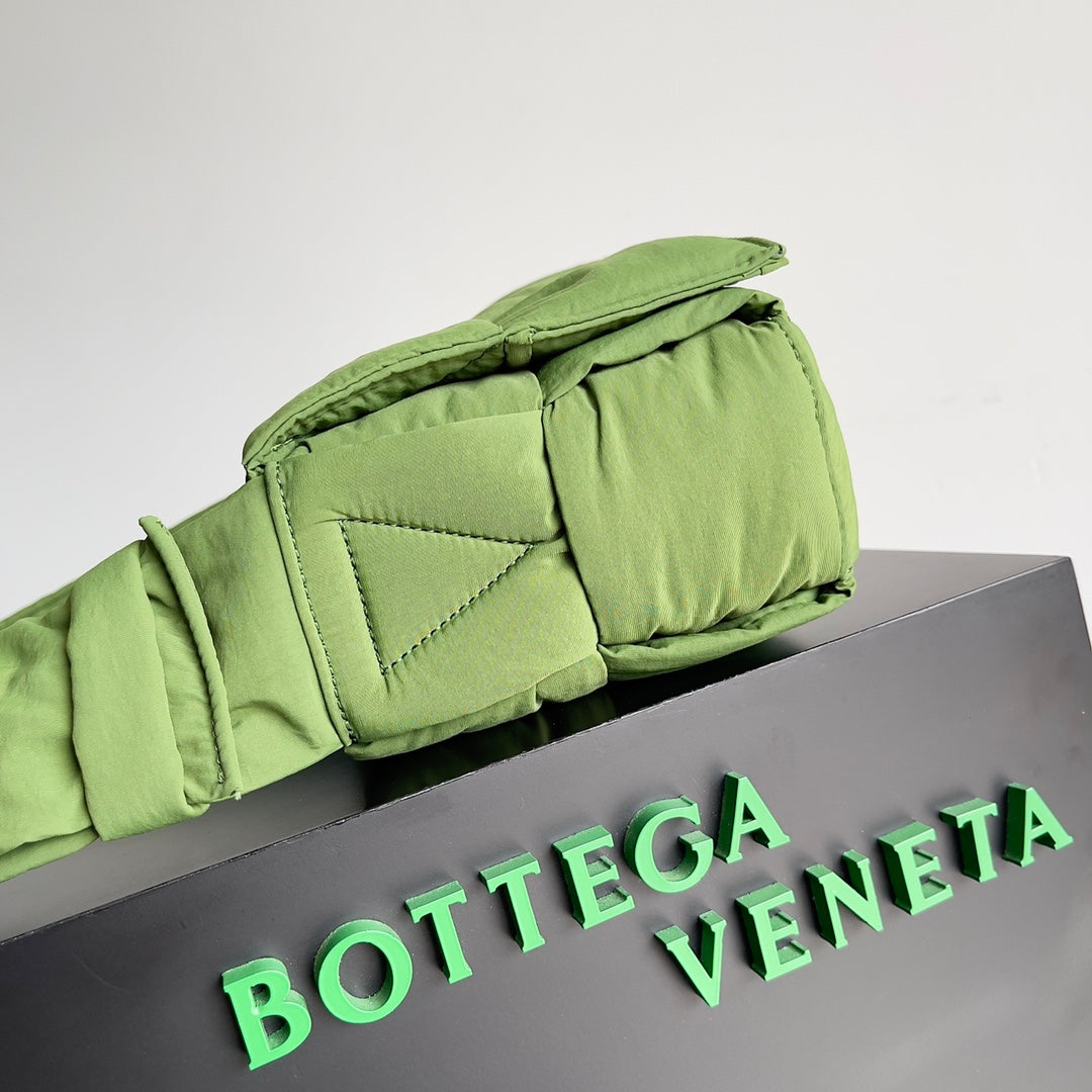 BOTTEGA VENETA CASSETTE 32 BAG IN GREEN FERN POLYAMIDE