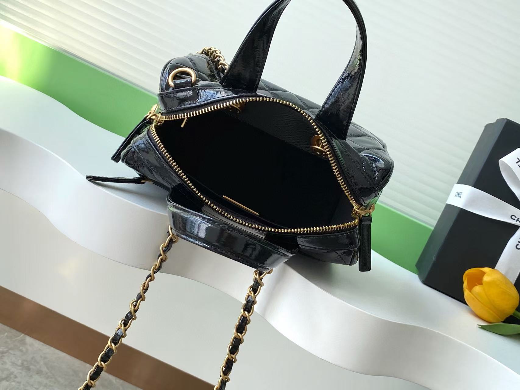 CHANEL HANDBAG 21 IN BLACK PATENT QUILTED CALFSKIN WITH GOLD CHAIN