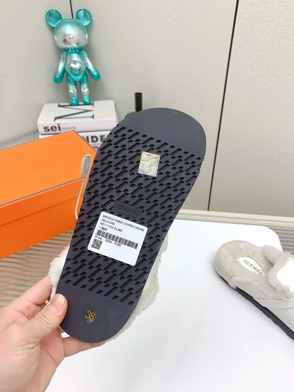 HERMES SLIP-ON MULE IN WHITE CALFSKIN AND SHEARLING LINING