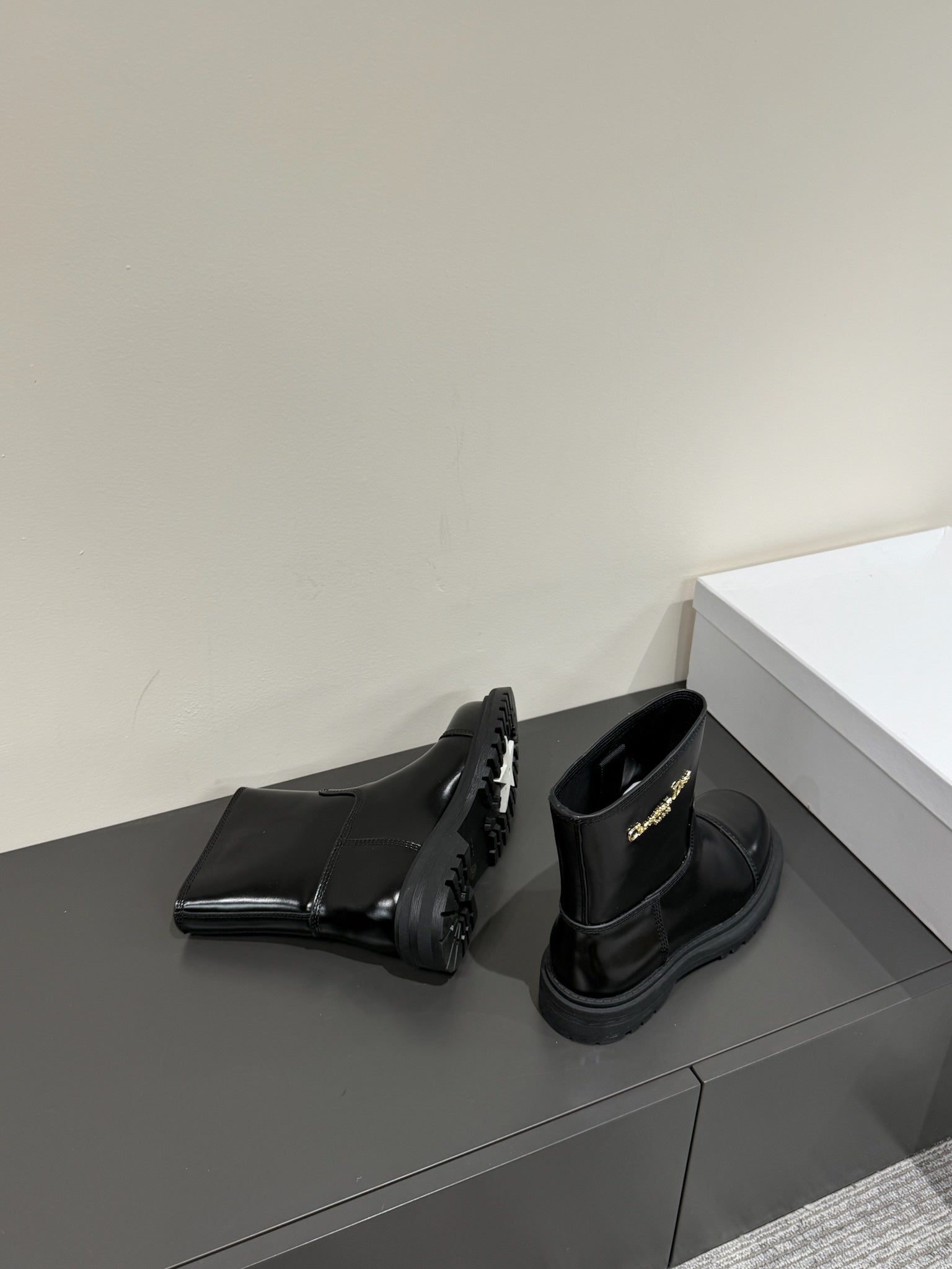 DIOR D-TOWN ANKLE BOOTS IN BLACK PATENT CALFSKIN