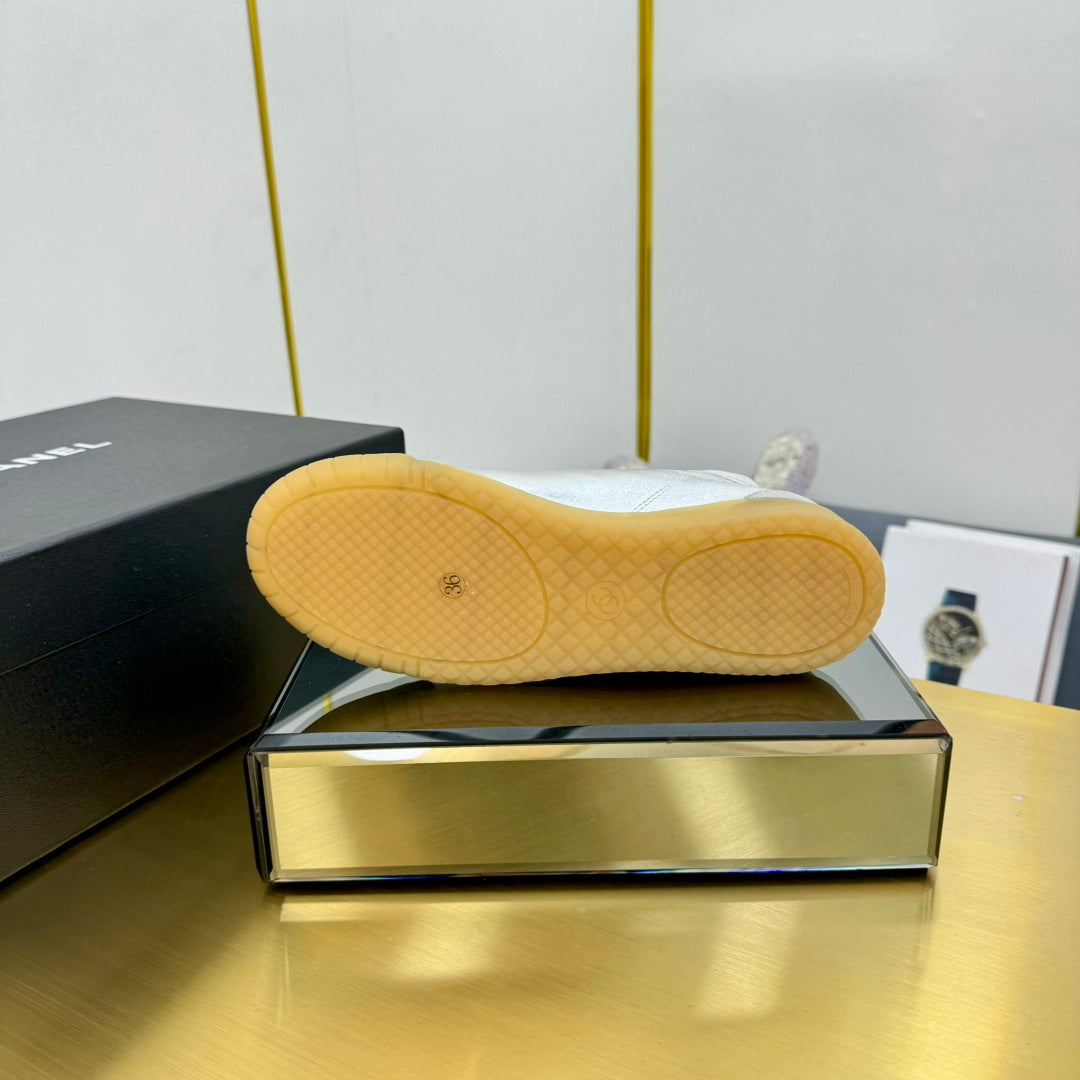 CHANEL SNEAKER IN SILVER GRAY CALFSKIN AND SUEDE