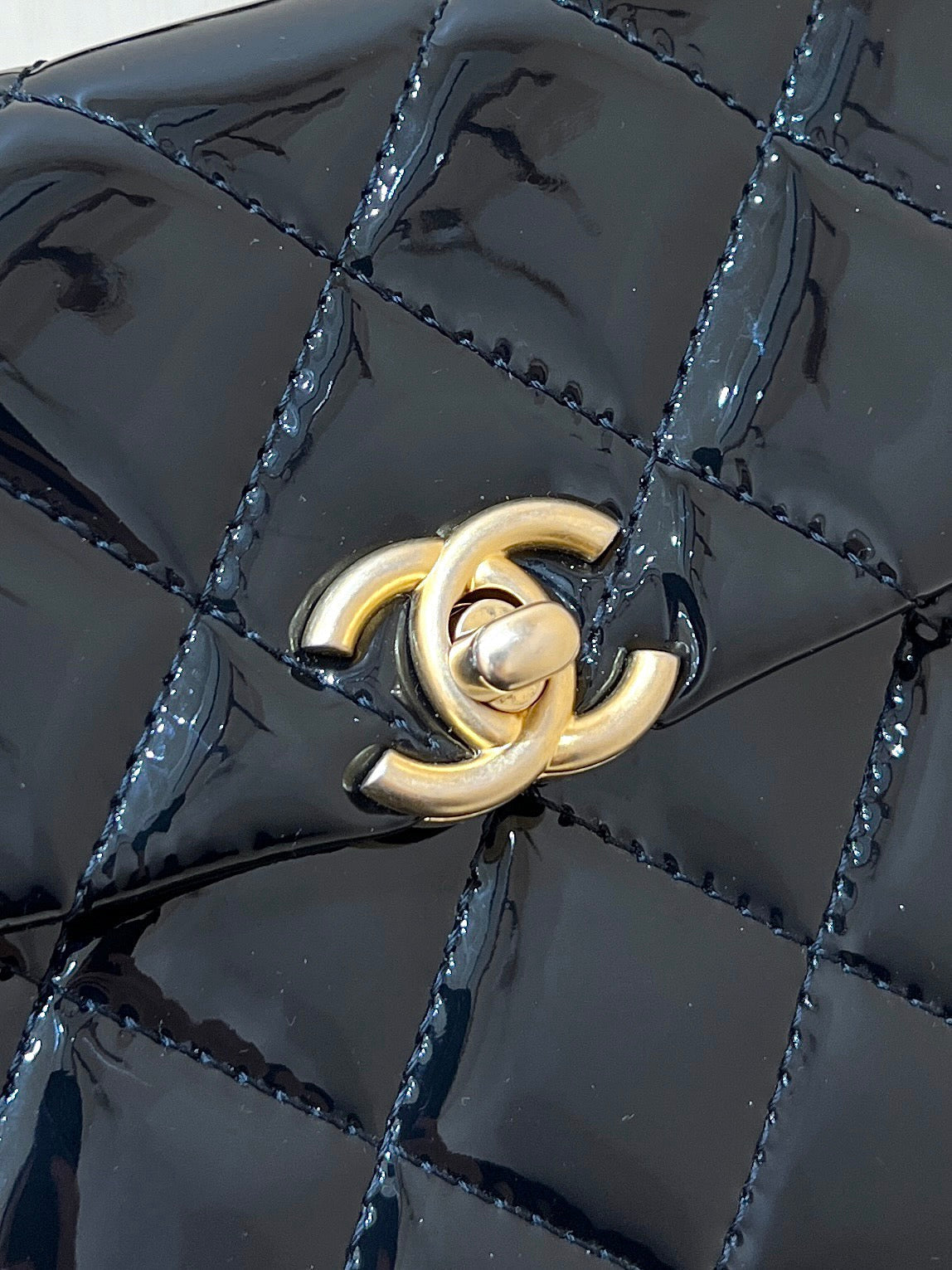 CHANEL 25S  TOTE CROSSBODY BAG 19 IN BLACK GLOSSY LEATHER WITH METAL HANDLE